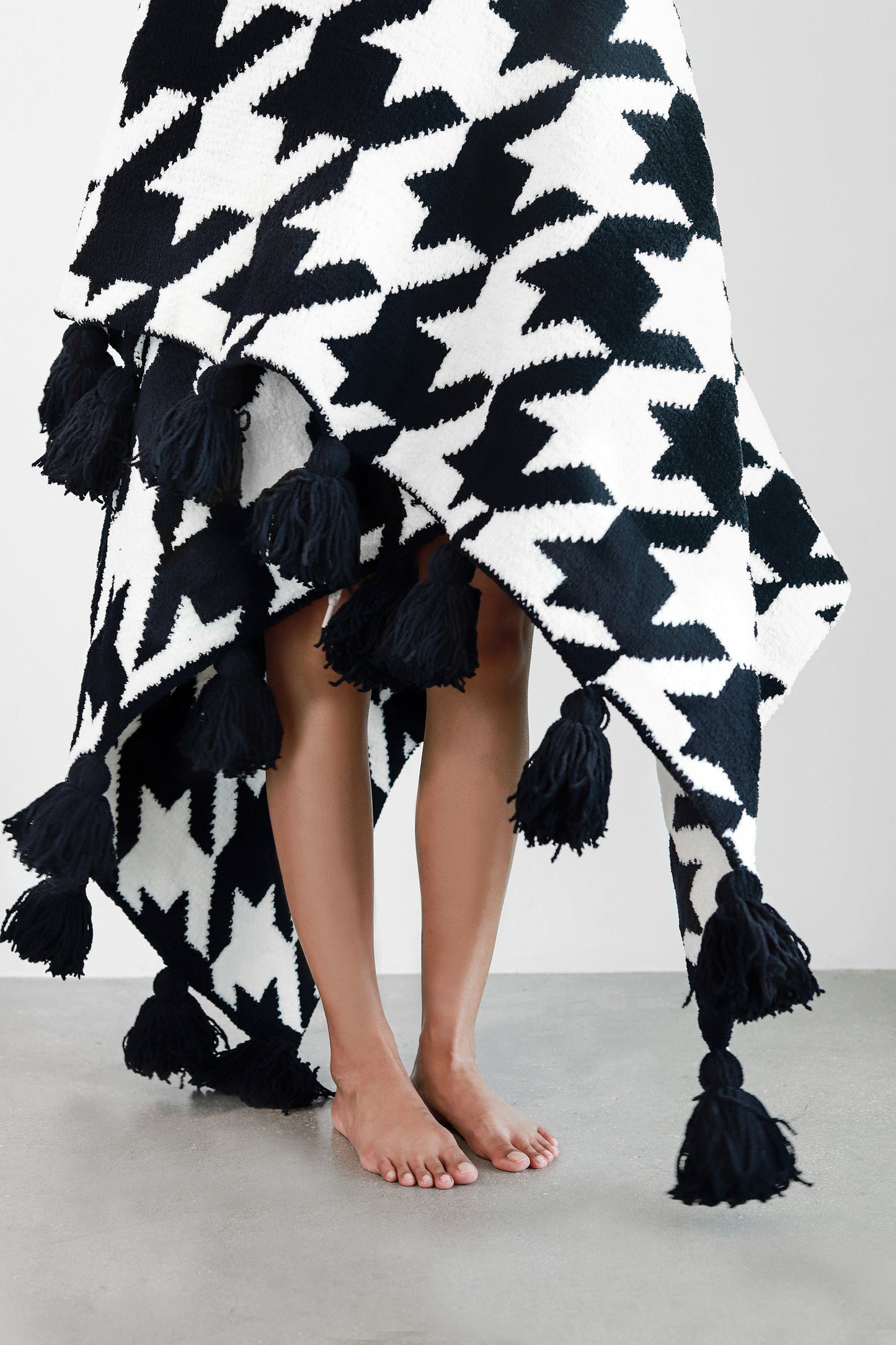 Houndstooth Pom Pom Throw